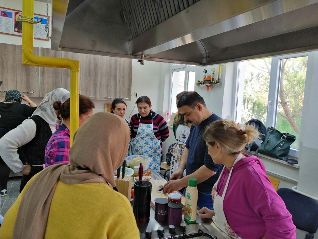 Ustalar Kursiyerlerle Bulusuyor Mustafakemalpasa Ismail Hakki Senpamukcu Halk Egitimi Merkezi